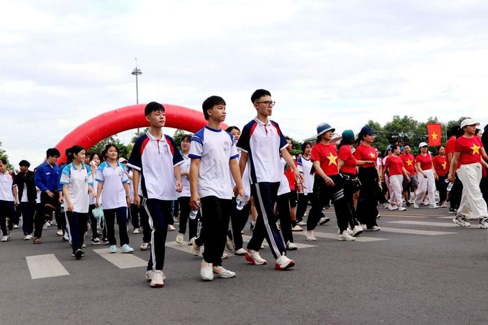 Các lực lượng tham gia di chuyển theo lộ trình đường Phạm Văn Đồng - Trương Quang Giao - Nguyễn Du - Nguyễn Nghiêm