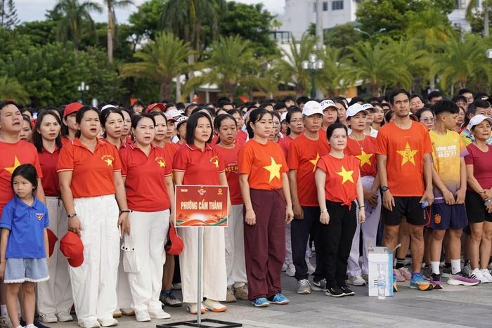 Hơn 3.000 người tham gia Chương trình đi bộ “Cùng Việt Nam tiến bước”