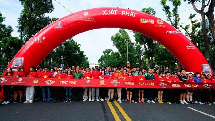 Đông đảo quần chúng nhân dân, lực lượng từ các cơ quan, đơn vị, sở, ban, ngành trên địa bàn Thành phố đã tham dự sự kiện