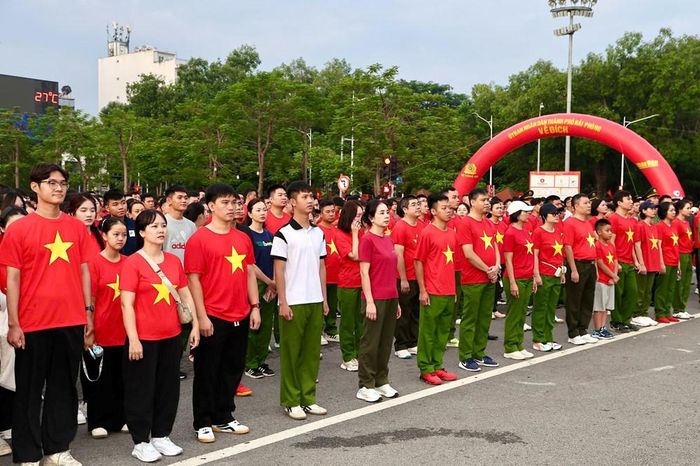 Sắc đỏ áo cờ Tổ quốc nổi bật trong dòng người hưởng ứng chương trình tại khu vực trung tâm TP. Hải Phòng