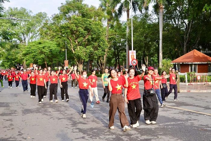 Người dân hào hứng trên hành trình đi bộ hưởng ứng thông điệp “10 tỉ bước xanh - Vì Việt Nam vững bền”