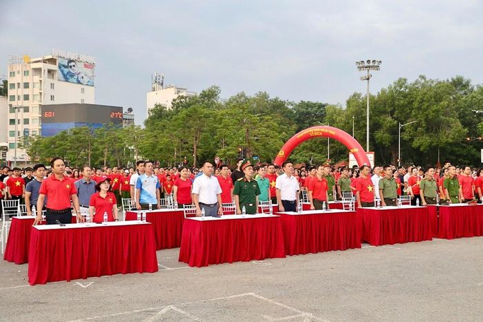 Các đại biểu cùng cán bộ, chiến sĩ và người dân tại điểm cầu trung tâm TP. Hải Phòng