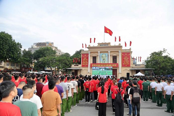 Hơn 3.000 đại biểu, cán bộ, chiến sĩ và người dân tập trung tại Quảng trường Nhà hát TP. Hải Phòng để hưởng ứng chương trình “Cùng Việt Nam tiến bước”
