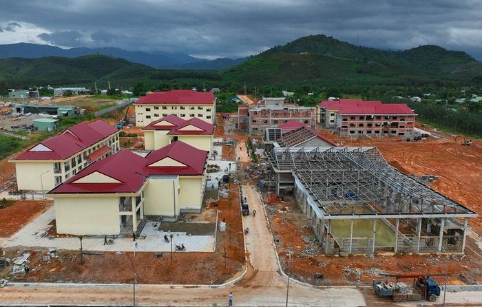 Các hạng mục quan trọng như khối phòng học, nhà ăn, khu nhà nội trú dành cho học sinh và khu lưu trú cho giáo viên đã cơ bản hoàn thành; nhà hiệu bộ, nhà đa năng đang được khẩn trương hoàn thiện để phục vụ khai giảng năm học mới. Ảnh chụp chiều 25.8