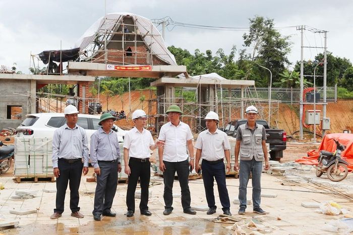 Lãnh đạo Ban Quản lý dự án đầu tư xây dựng Tây Quảng Ngãi và lãnh đạo xã Mô Rai kiểm tra tiến độ công trình chiều 25.8