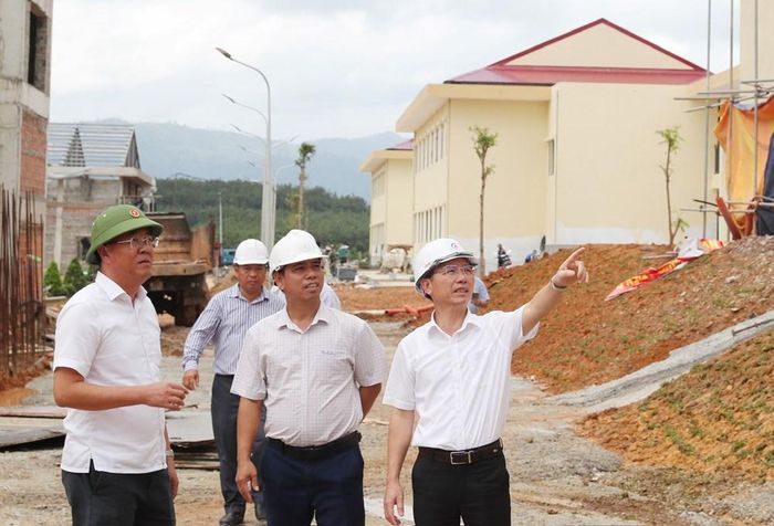 Theo ông Trương Công Chính, Bí thư Đảng ủy, Chủ tịch HĐND xã Mô Rai (ngoài cùng bên phải), việc công trường hoàn thành thêm từng phần việc sẽ góp phần đưa mục tiêu đón học sinh vào học trong ngôi trường mới đến gần hơn. Ảnh chụp chiều 25.8