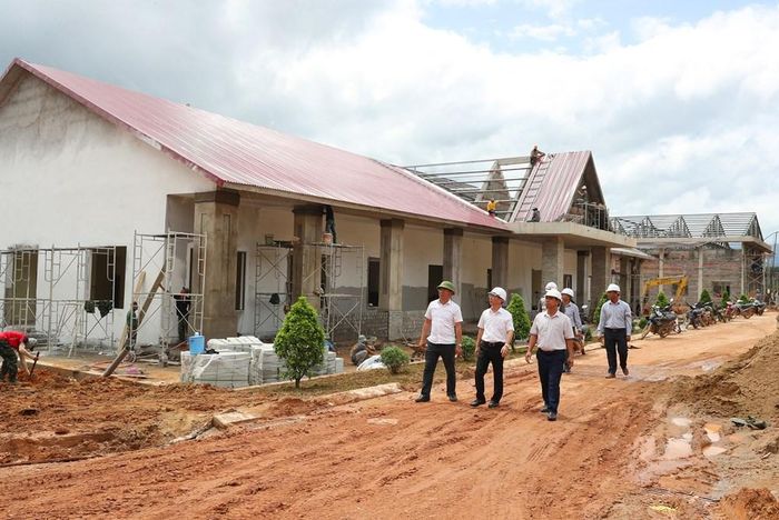 Lãnh đạo Ban Quản lý dự án đầu tư xây dựng Tây Quảng Ngãi và lãnh đạo xã Mô Rai kiểm tra tiến độ, động viên đơn vị thi công, người lao động đẩy nhanh các hạng mục còn lại