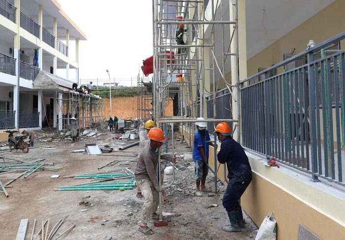 Mỗi ngày có khoảng 450 công nhân làm việc, chia thành nhiều mũi thi công để đẩy nhanh tiến độ (Ảnh chụp chiều 25.8).