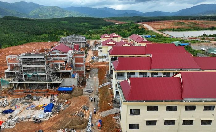 Nền đất yếu khiến đơn vị thi công phải điều chỉnh giải pháp kỹ thuật, khoan nhồi cọc và đổ bê tông để bảo đảm an toàn, chất lượng công trình (Ảnh chụp chiều 25.8)