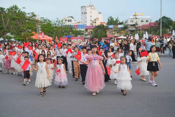 Người dân Hải Phòng nô nức tham gia các hoạt động tại khu phố đi bộ