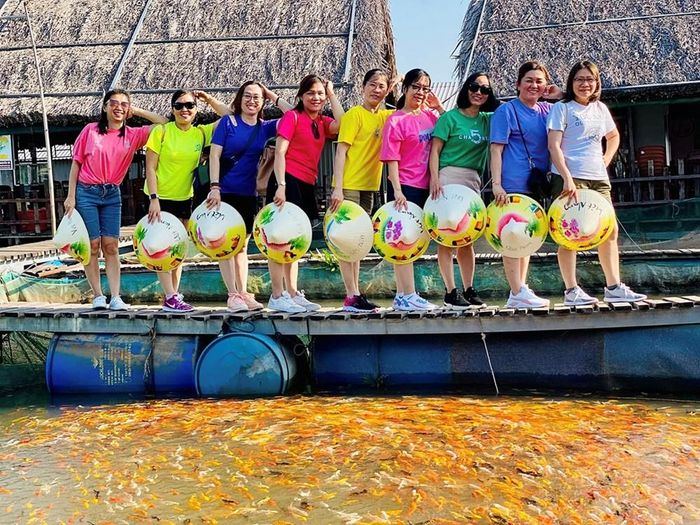 Du khách thích thú khi trải nghiệm du lịch sinh thái tại Cồn Sơn, TP. Cần Thơ