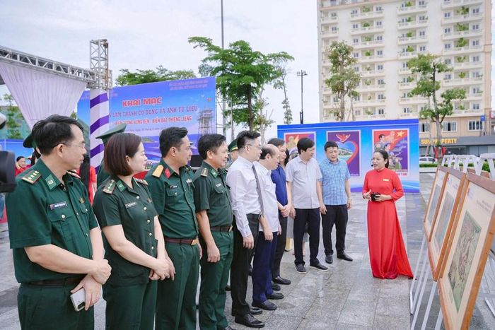 Các đại biểu tham quan triển lãm “Biên cương vững bền - Biển đảo thiêng liêng”