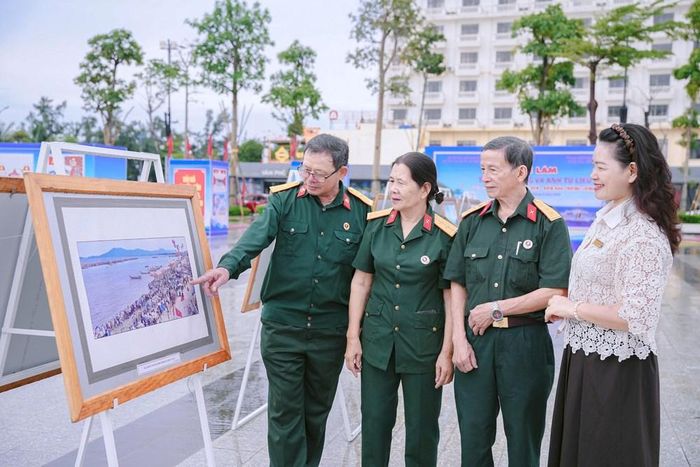 Người dân, du khách, học sinh và cựu chiến binh tham quan, tìm hiểu tư liệu về biển, đảo Việt Nam tại triển lãm