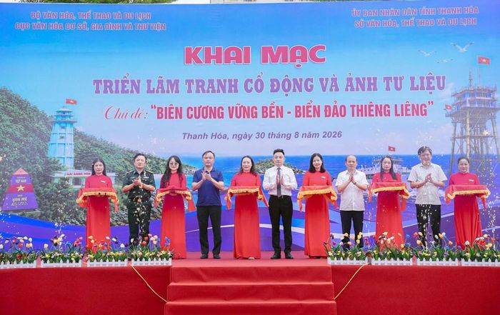 Các đại biểu cắt băng khai mạc triển lãm “Biên cương vững bền - Biển đảo thiêng liêng”