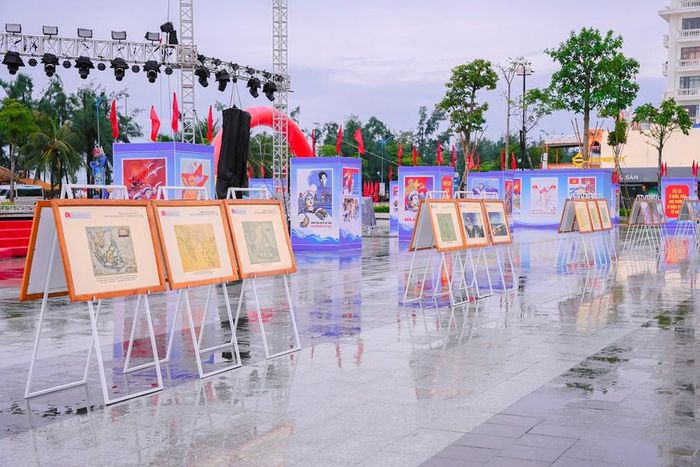 Các tác phẩm tranh cổ động và ảnh tư liệu về biển, đảo Việt Nam được trưng bày tại triển lãm