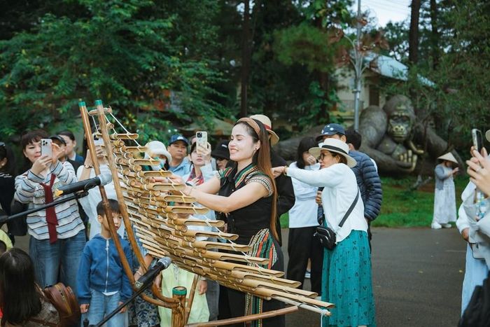 Du khách say sưa trải nghiệm văn hóa truyền thống ở Măng Đen