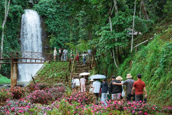 Du khách tham quan, trải nghiệm tại Thác Pa Sỹ