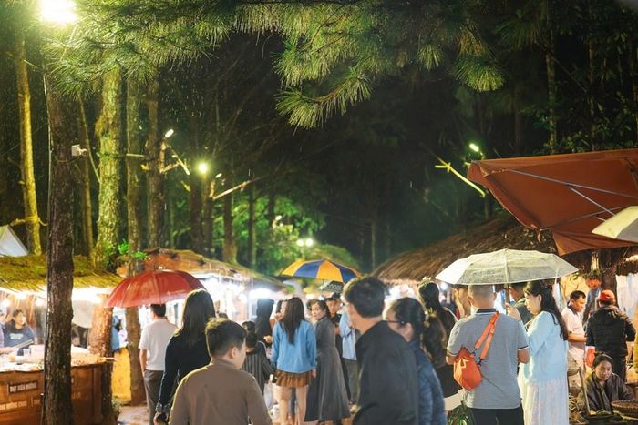 Dù thời tiết không thuận lợi nhưng không gian Chợ phiên Măng Đen vẫn hút khách