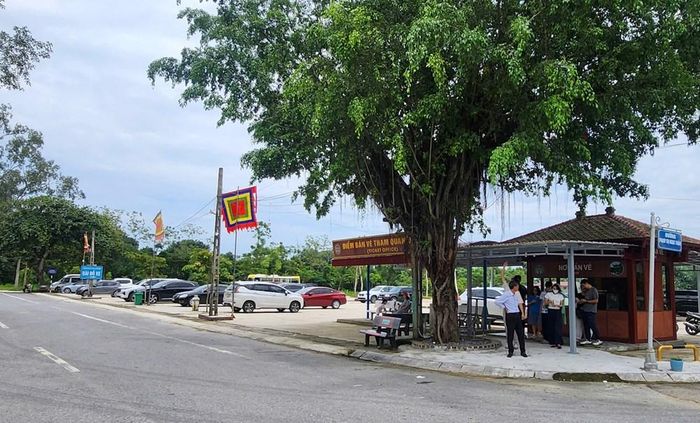 Khu vực bãi đỗ xe được bố trí hợp lý, phân luồng phương tiện nhằm hạn chế ùn tắc trong những thời điểm lượng khách tăng cao