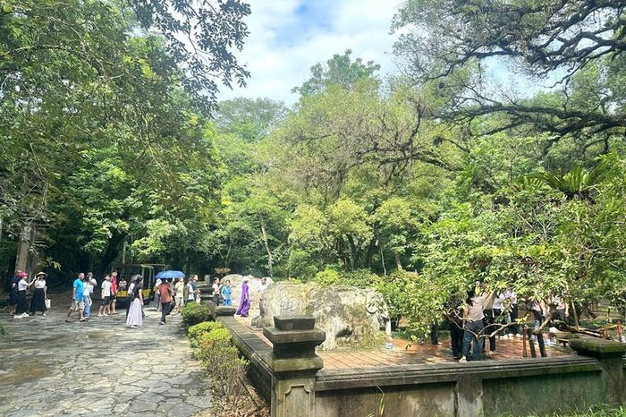 Du khách tham quan, dâng hương tại khu lăng mộ vua Lê Thái Tổ và trải nghiệm “cây ổi cười”