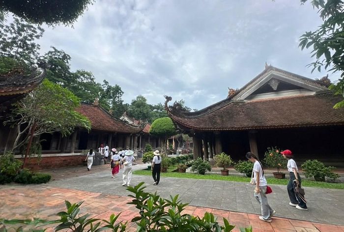 Du khách tham quan các tòa Thái miếu
