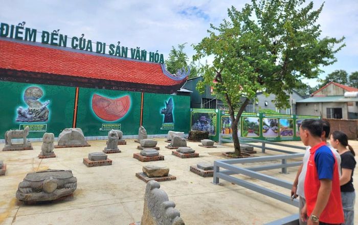 Du khách tham quan không gian trưng bày hiện vật, hình ảnh về Lam Kinh