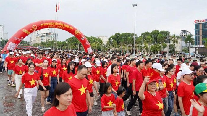 Hàng nghìn người dân Thanh Hóa tham gia chương trình “Cùng Việt Nam tiến bước”