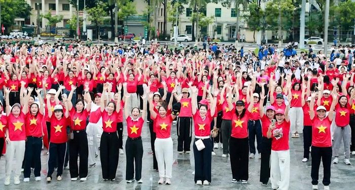Chương trình “Cùng Việt Nam tiến bước” lan tỏa tinh thần rèn luyện sức khỏe, bảo vệ môi trường và đoàn kết vì một Việt Nam vững bền