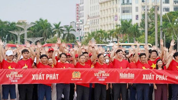 Cán bộ, chiến sĩ lực lượng vũ trang cùng người dân Thanh Hóa sôi nổi tham gia hoạt động đi bộ