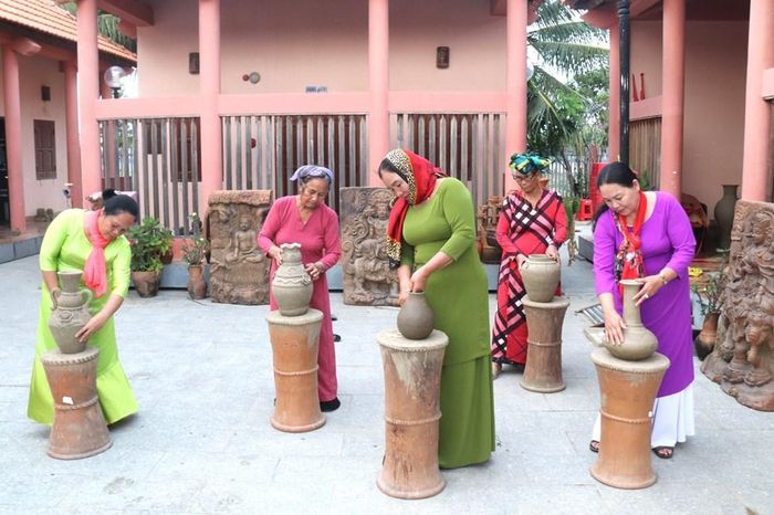 Các nghệ nhân trình diễn nghệ thuật làm gốm của người Chăm