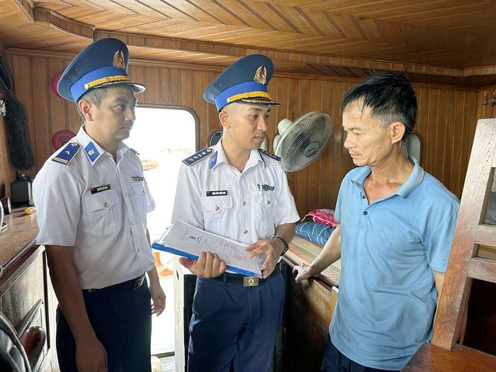 Lực lượng chức năng làm việc với thuyền trưởng