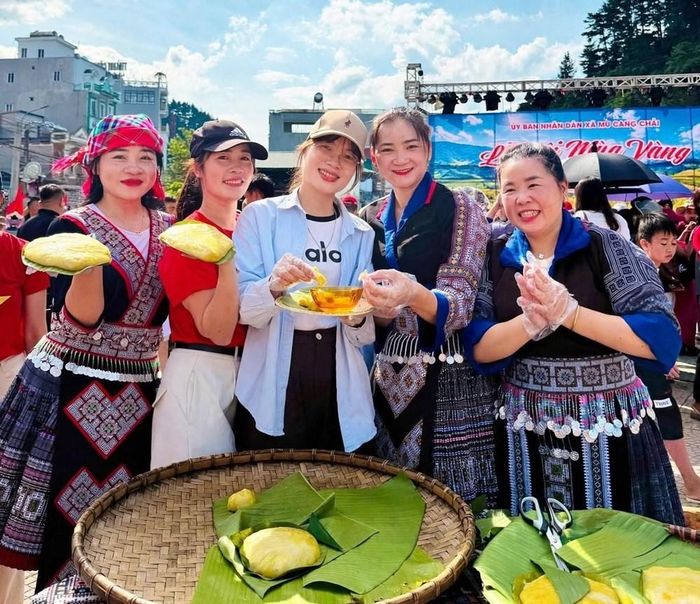 Dịp Quốc khánh 2.9 và mùa vàng năm nay, đến Mù Cang Chải, du khách không chỉ được chiêm ngưỡng những thửa ruộng bậc thang vào mùa đẹp nhất mà còn có cơ hội hòa mình vào các sinh hoạt văn hóa truyền thống, cùng người Mông giã bánh giày, thưởng thức hương vị nếp nương và cảm nhận rõ hơn bản sắc vùng cao Tây Bắc