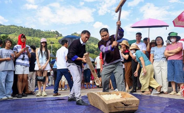 Với người Mông ở Mù Cang Chải, bánh giày không chỉ là món ăn truyền thống mà còn giữ vị trí đặc biệt trong đời sống văn hóa, tâm linh. Bánh thường xuất hiện trong các dịp Tết, lễ hội và trên mâm cỗ dâng cúng tổ tiên, thể hiện lòng biết ơn nguồn cội, sự gắn kết giữa các thành viên trong gia đình, cộng đồng và những ước vọng tốt đẹp trong cuộc sống