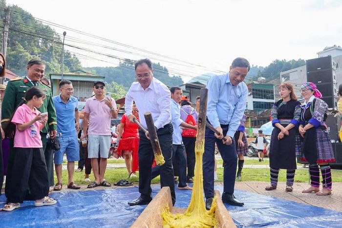 Để làm ra những chiếc bánh giày thơm, dẻo, người Mông lựa chọn gạo nếp nương hạt đều, thơm, không pha tạp. Gạo được vo sạch, ngâm rồi đồ thành xôi. Khi xôi vừa chín tới và còn nóng, người làm nhanh chóng cho vào cối để giã nhuyễn
