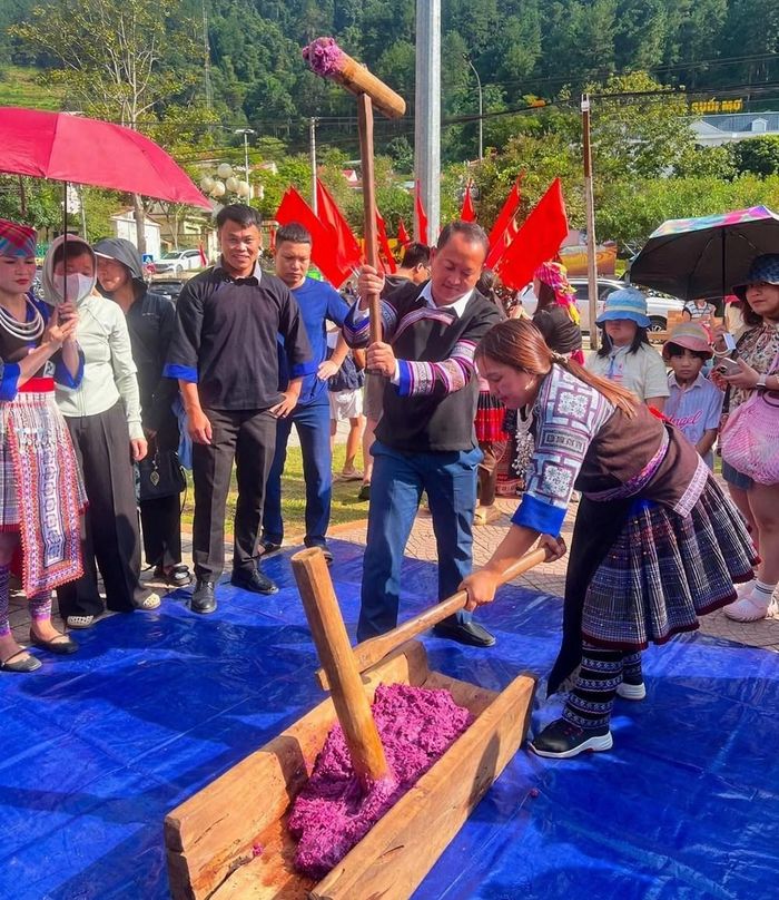 Giã bánh là công đoạn đòi hỏi sức khỏe, kinh nghiệm và sự phối hợp nhịp nhàng. Người cầm chày phải giã đều tay, người đảo bánh phải nhanh và khéo để khối xôi không dính vào cối. Sau khi được giã nhuyễn, bánh được chia và nặn thành từng chiếc.