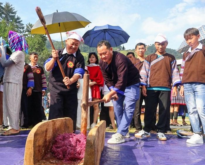 Không khí hội thi vui tươi, náo nhiệt, nhiều du khách hào hứng theo dõi, cổ vũ và trực tiếp trải nghiệm một trong những nét văn hóa truyền thống đặc sắc của người Mông ở Mù Cang Chải