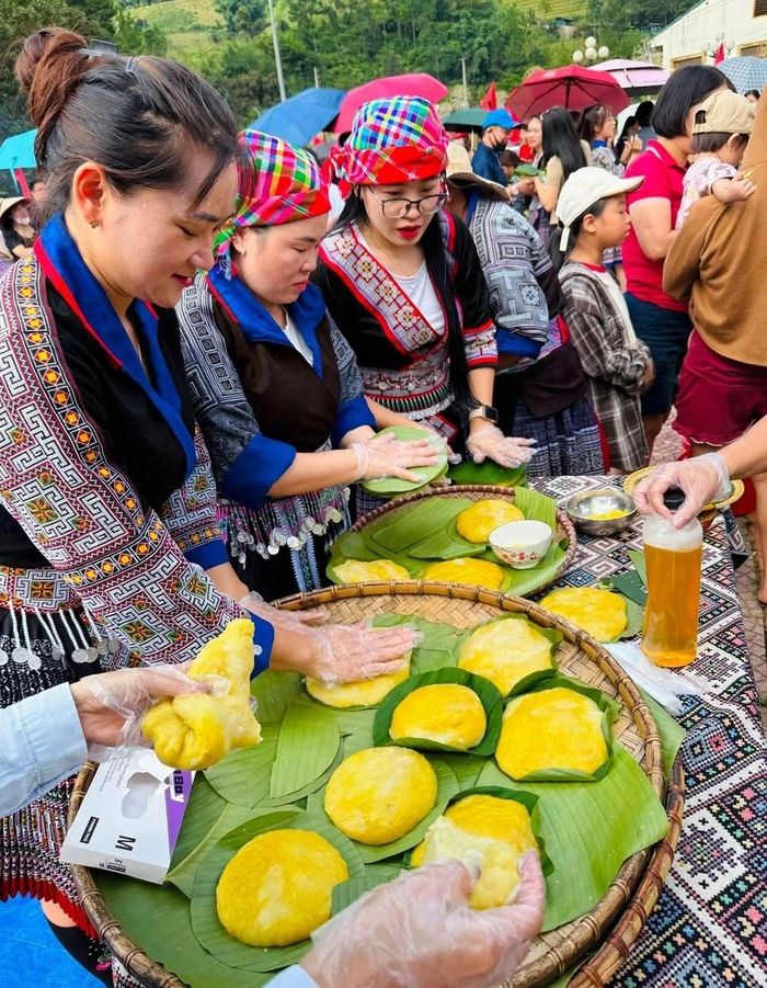 Bánh giày ngon nhất khi vừa làm xong, còn mềm, dẻo, mang hương thơm đặc trưng của nếp nương. Ngoài ăn trực tiếp, bánh còn có thể được nướng trên than hồng hoặc cắt thành từng miếng rồi rán phồng. Bánh cũng thường được dùng để mời khách hoặc làm quà, thể hiện sự hiếu khách của người Mông