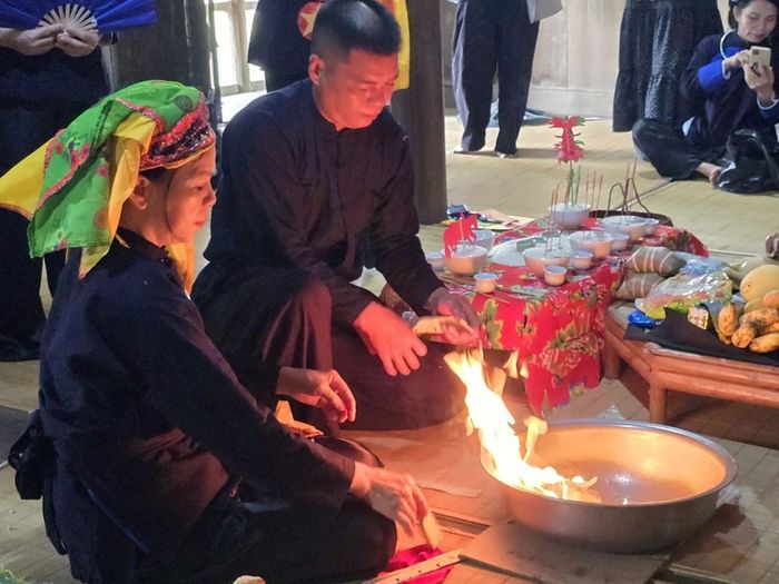 Lễ cầu mùa khép lại bằng nghi thức tán lễ, hóa tiền vàng