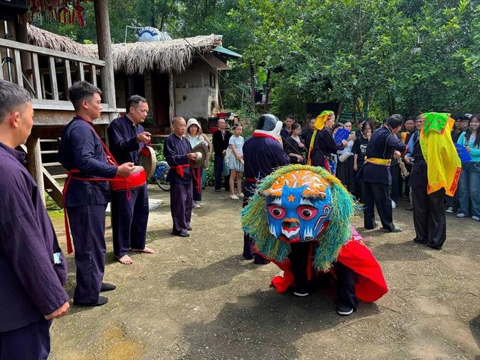 Phần hội bùng nổ rộn ràng với điệu múa Kỳ Lân truyền thống cùng điệu Múa Chầu linh thiêng