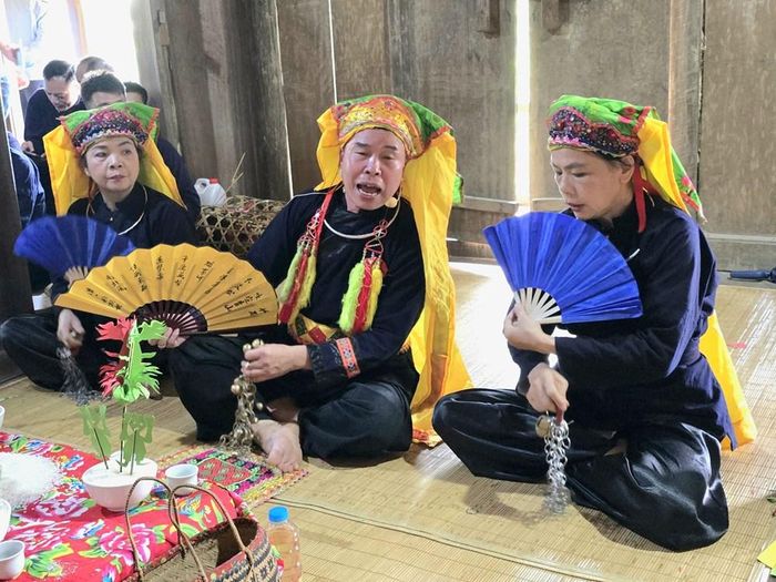 Trọng tâm của nghi lễ nằm ở bài văn khấn cầu mùa, cầu an, cầu phúc cất lên đầy chất thơ trong không gian trang nghiêm