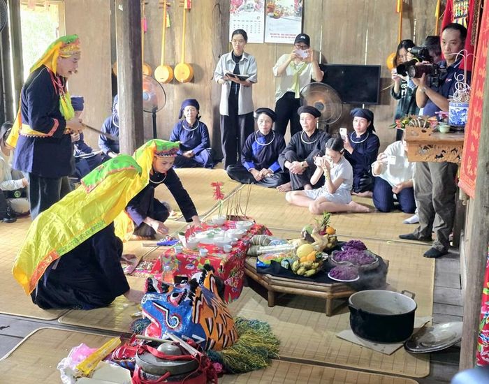 Bà con bài trí bàn thờ cùng những lễ vật như gà, xôi, bánh, hoa quả và rượu