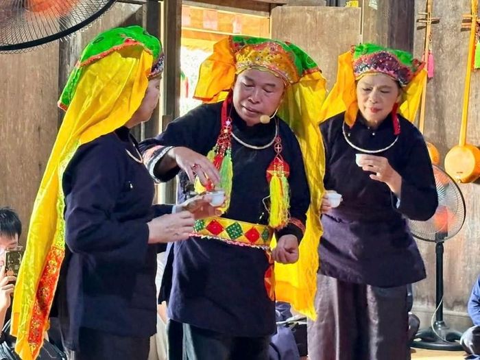 Chủ lễ tiến hành nghi thức cầu mùa