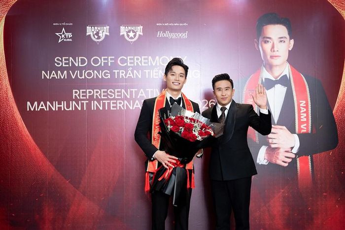 Ông Chu Tấn Văn, Chủ tịch KTP Global đeo sash và tặng hoa cho Tiến Dũng