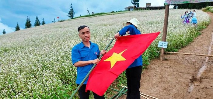 Những lá cờ được trao tận tay các hộ dân không chỉ góp thêm sắc màu trong những ngày Tết Độc lập mà còn lan tỏa lòng yêu nước, niềm tự hào dân tộc và ý thức trách nhiệm trong bảo vệ chủ quyền biên giới