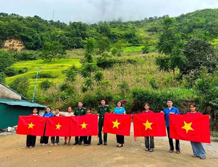 Trước đó, ngày 28.8, Đoàn Thanh niên xã Pà Vầy Sủ đã tổ chức chương trình tuyên truyền, trao tặng hơn 100 lá cờ Tổ quốc cho các hộ dân tại ba thôn biên giới Ma Lỳ Sán, Seo Lử Thận và Si Khà Lá