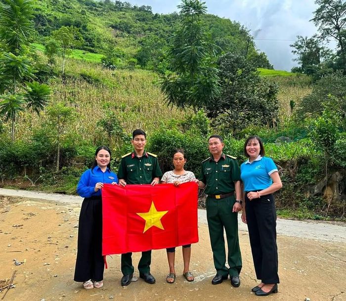 Từ những ngôi nhà nơi biên cương đến tuyến đường giữa thảo nguyên Suôi Thầu, sắc cờ đỏ sao vàng hiện diện trong đời sống của người dân vùng cao, tạo nên không khí rộn ràng, trang trọng trong những ngày hướng tới Quốc khánh 2.9