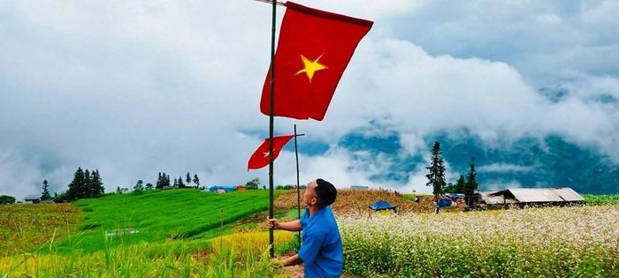 Những lá cờ đỏ sao vàng tung bay trên thảo nguyên Suôi Thầu cũng tạo thêm điểm nhấn cho một trong những khu vực có cảnh quan đặc trưng của vùng cao Tuyên Quang, nhất là khi những cánh đồng bước vào mùa vàng