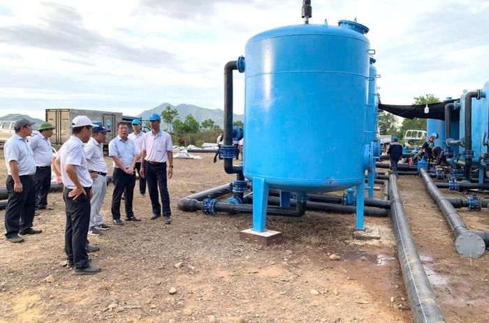 Lãnh đạo Công ty CP Cấp nước Huế kiểm tra thi công Trạm xử lý nước cơ động để cung cấp nguồn nước sinh hoạt cho vùng Chân Mây - Lăng Cô. Ảnh: QD