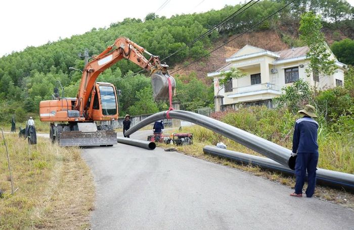 Các đơn vị thi công tuyến ống lấy nước từ hồ Thủy Yên cho Trạm xử lý cấp nước cơ động, đảm bảo cấp nước sinh hoạt cho người dân Chân Mây - Lăng Cô. Ảnh: QD