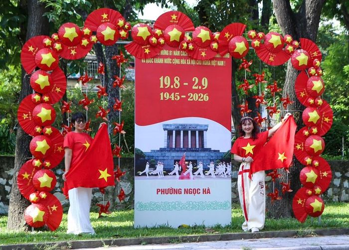 Nhiều người dân mặc áo cờ đỏ sao vàng, lưu lại khoảnh khắc đáng nhớ tại khu vực check in trên phố Kim Mã